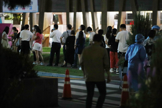 7일 오후 서울 송파구 보건소 코로나19 선별진료소에서 시민들이 검사를 기다리고 있다. 연합뉴스